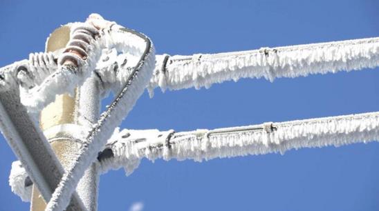 
　　針對雨雪天氣對電網(wǎng)運(yùn)行可能造成的影響，1月24日，國網(wǎng)浙江省電力有限公司緊急啟動預(yù)防雨雪冰凍天氣藍(lán)色預(yù)警，積極部署指導(dǎo)各地供電公司做好低溫雨雪天氣期間電力安全生產(chǎn)工作，并安排應(yīng)急值守、救援人員和搶險物資，積極應(yīng)對可能出現(xiàn)的雨雪災(zāi)害。

　　各地供電公司提前開展輸變配電設(shè)備特巡，清理易受雨雪冰凍天氣影響的中低壓線路通道，防止樹竹覆雪倒伏引起配電線路損壞事故發(fā)生