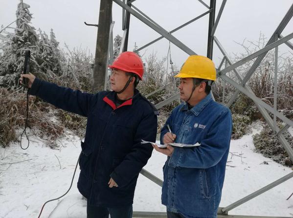 　　冬夜，深山里一片漆黑，氣溫下降至-5℃。沒有路，只有前車走過的深深轍印和黃泥在車燈下清晰可見，沿著這些轍印，益陽供電公司輸電運檢室和變電運維室防凍融冰24名隊員們在碎石中顛簸，向220kV民洢線哨所挺進