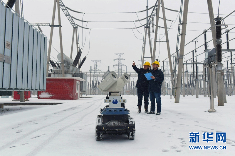 
            	2018年1月25日，在安徽省滁州市全椒縣220千伏變電站內(nèi)，電網(wǎng)智能機(jī)器人在零下4℃低溫下對變電設(shè)備進(jìn)行自動巡邏檢查，確保當(dāng)?shù)鼐用裆a(chǎn)生活正常用電。當(dāng)日，受冷空氣影響，安徽大部普降大雪，為保障群眾生產(chǎn)生活，當(dāng)?shù)仉娏Σ块T采用電網(wǎng)智能機(jī)器人、無人機(jī)等科技手段，以提高電網(wǎng)供電的可靠性和安全性