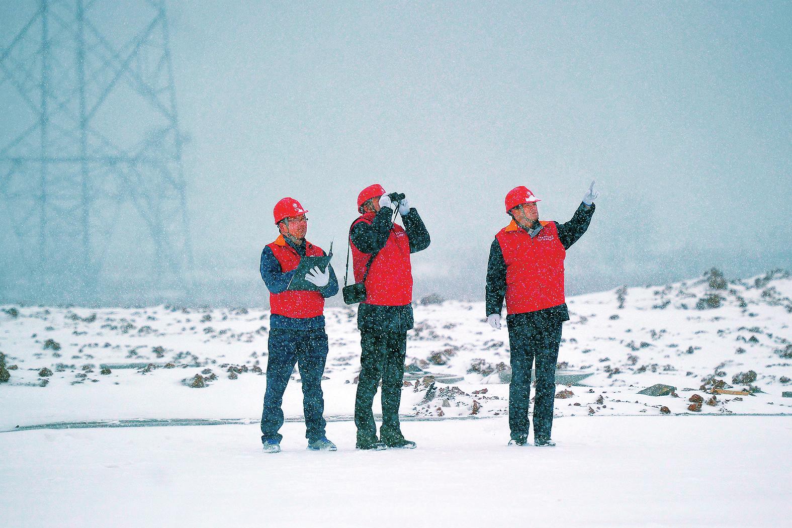 
　　從1月29日開(kāi)始，安徽雨雪天氣逐步減弱，全省電力搶修重建工作全面鋪開(kāi)。截至30日7時(shí)，安徽已恢復(fù)9042個(gè)臺(tái)區(qū)累計(jì)777968名用戶供電，恢復(fù)率為96%