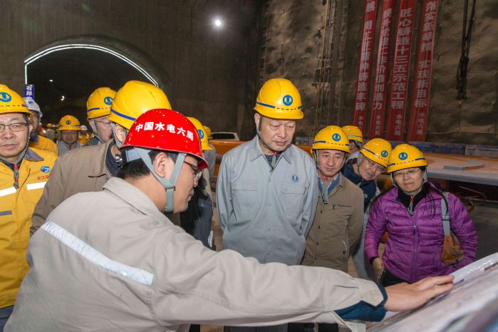      　　本网讯（朱静霞）1月28日至30日，三峡集团、水电工程质量监督总站、中国水利水电建设工程咨询公司、乌东德水电站工程相关参建单位等组成专项验收委员会，在阅研相关资料、查看地下电站施工现场、听取相关单位报告、分析研讨的基础上，宣布乌东德水电站地下电站开挖支护工程正式通过专项验收。               摄影：幸相飞          　　正式验收前，专项验收专家组对乌东德水电站地下电站开挖支护工程进行了技术预验收