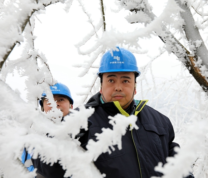 
            	連日來(lái)的凝凍天氣，強(qiáng)行給貴陽(yáng)電網(wǎng)多條輸電線路的“身上”壓上沉沉的白色包袱，截止1月31日12時(shí)，貴陽(yáng)電網(wǎng)10千伏至110千伏覆冰線路仍有66條，線路覆冰主要集中在修文、開(kāi)陽(yáng)、息烽等縣域。31日早上8時(shí)，當(dāng)貴陽(yáng)供電局輸電管理所運(yùn)檢四班副班長(zhǎng)鄭鋒與班員周潤(rùn)從開(kāi)陽(yáng)縣城驅(qū)車(chē)1個(gè)小時(shí)前往位于該縣雙流鎮(zhèn)用沙村的110千伏開(kāi)永牽線48號(hào)塔觀冰點(diǎn)時(shí)，在距離目的地還有3公里的地方，道理已封閉，鄭鋒與周潤(rùn)只得把車(chē)停在路邊，步行50分，前往觀冰點(diǎn)