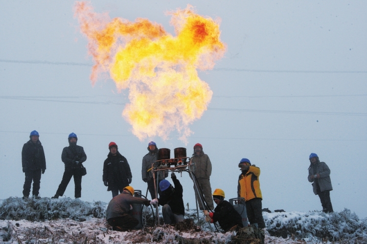 　　2008

　　歷史圖片 趙萬波 攝

　　2011

　　不懼冰雪的電網人。王林 攝

　　2012

　　開展輸電線路三相短接