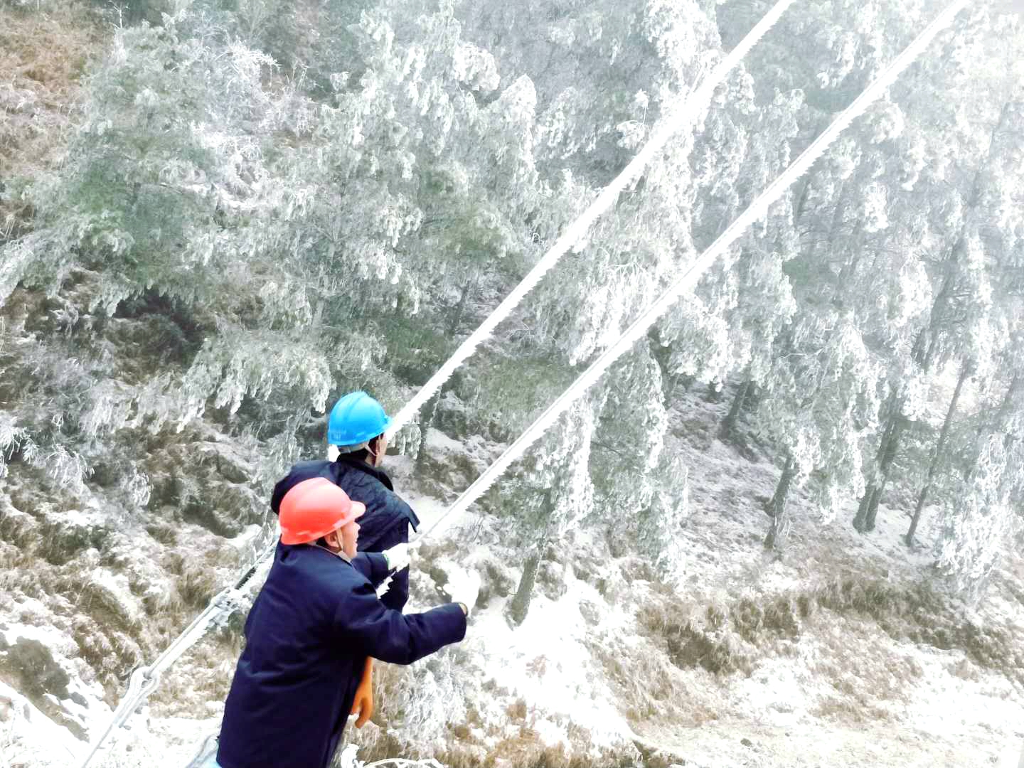 
　　冰凌開花，霧凇凝霜。受強降溫天氣影響，春城昆明最低氣溫下降至-5℃，昆明嵩明阿子營供電所果東線停電，2月5日一早，供電所接到停電通知后立即組織人員前往搶修