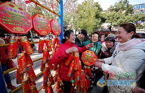 
            	2月6日，南昌市青山湖區(qū)湖坊鎮(zhèn)華安社區(qū)推出的共享電子鞭炮吸引不少居民關(guān)注。當(dāng)天，轄區(qū)居民只要出示身份證，繳納200元押金，就可從社區(qū)領(lǐng)到一個(gè)共享電子鞭炮，無償使用3－5天