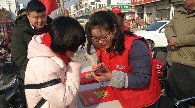 　　 中国能源网 | “天这么冷，电工师傅忙里忙外的不但帮我家检查修理了照明线路和家用电器，而且还送来了米油等年货，让我们老俩口亮亮堂堂、快快乐乐过大年！感谢共产党!感谢电工师傅！”2月8日上午，江苏省宿迁市宿城区蔡集镇集南村困难户陆永园紧紧地拉住蔡集供电所共产党员服务队队长吕少华的手感激地说。这是江苏宿迁供电公司精心组织开展的“迎新春 强服务”春节保电主题活动场景