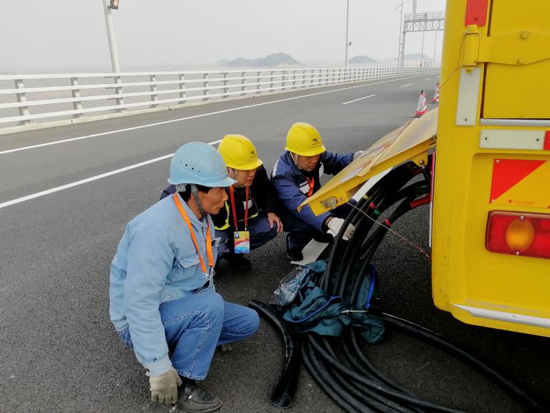 
　　南方電網(wǎng)廣東珠海香洲供電局運維二班員工投身春晚保電工作。肖鳴暉 攝

　　本網(wǎng)訊 浪漫之城珠海是2018年央視春晚分會場，除夕夜海內(nèi)外華人的目光將聚焦于此，感受粵港澳大灣區(qū)的璀璨美景與蓬勃活力，安全供電不容有失