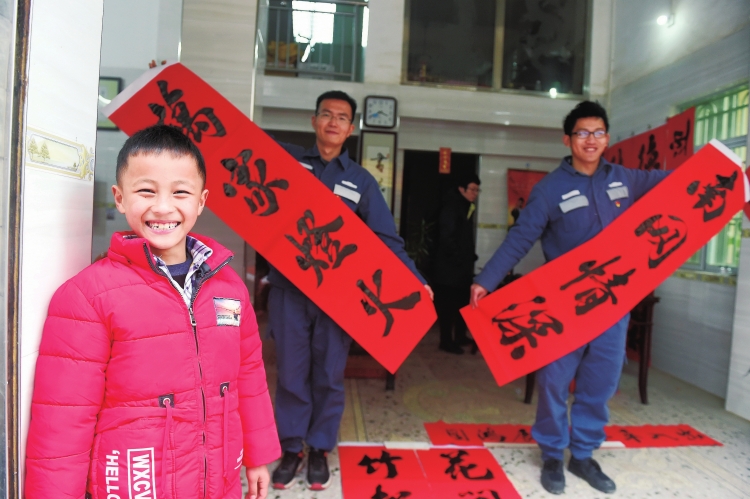 
　　春節(jié)前夕，西湖村村民李谷漢為西湖村家家戶(hù)戶(hù)寫(xiě)下熱鬧喜慶的春聯(lián)。

　　廣東電網(wǎng)公司梅州五華供電局志愿者到西湖村看望村里的老人