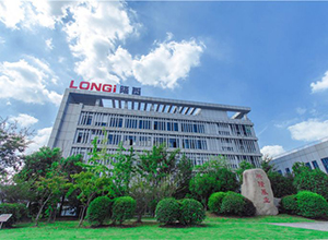 
                
	
                    
 近日，“硅模超级联盟”成员LONGI绿色能源技术子公司LONGi Solar表示，凭借其单晶钝化发射极后接触（PERC）太阳能电池达到了23.6%的转换效率。这是一项新的行业记录