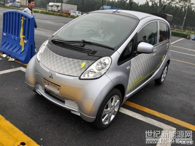 日前據(jù)外媒報道，三菱在即將開始的日內(nèi)瓦車展上將配合新款歐藍德插電式混動車型，展示一款充電樁查詢App。據(jù)悉，該款App將幫助新能源汽車車主查詢周圍充電站的實時信息，這也是首個由汽車廠商推出的充電樁查詢軟件