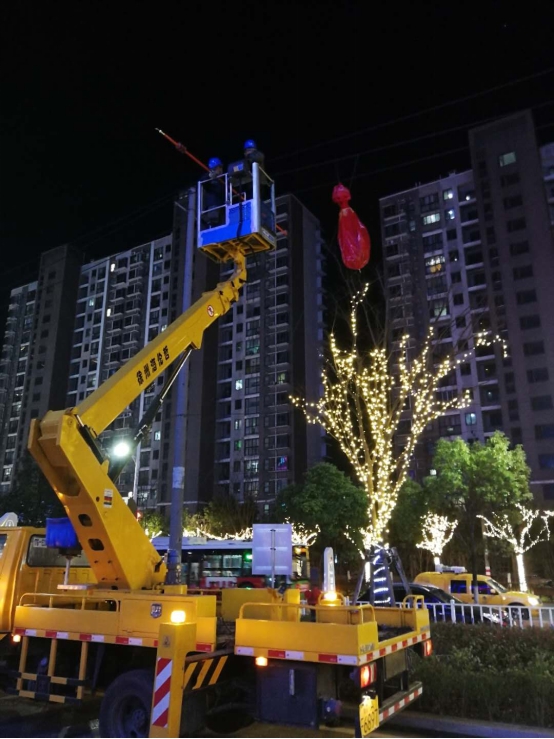 　　3月4日下午到5日夜間，短時強對流天氣及8級以上雷雨大風(fēng)等惡劣天氣襲擊江西，導(dǎo)致南昌、贛西、贛東北、宜春、九江、景德鎮(zhèn)等地區(qū)電網(wǎng)的部分電力設(shè)施受損停運，累計有122條10千伏及以上線路、2225個臺區(qū)、15.57萬用戶停電。經(jīng)電力員工的快速搶修，到5日上午7時，接近80%的受影響用戶已恢復(fù)正常供電