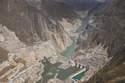             　　      超级工程——乌东德水电站工程大坝6号坝段和8号坝段的混凝土上升突破了百米大关！　　截至3月1日，乌东德水电站大坝工程已有9个坝段在进行混凝土浇筑施工。其中，8号坝段已浇筑上升103.5米，6号坝段紧随其后，于3月2日凌晨四时浇筑上升101.5米，在大坝开浇不到一年的时间里双双突破百米大关，迎来新春开门红