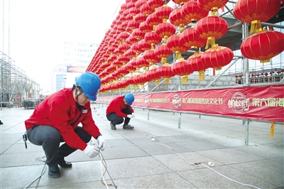 
　　圓滿完成重大活動和節(jié)日保電任務(wù)。圖為內(nèi)蒙古電力公司員工對節(jié)日慶祝場所的線路和設(shè)備進行用電情況巡查