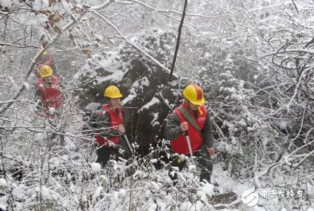 																								
	　　说到电网除冰，你想到的是

	　　

	　　

	　　

	　　从2008年冰冻雨雪灾害开始，之后的8年，电网科研人员一刻没闲着，电网除冰，直流融冰、无人机航巡、除冰机器人等科技手段给力出场，有效地提高了抗冰冻灾害工作效率和水平。
																					                                        12下一页全文										本文导航第 1 页：智能电网：从电网人到电网机器人的改变第 2 页