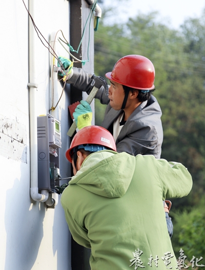 

（唐福德攝）

圖為石門供電所蘇國軍正在現(xiàn)場檢查安裝工藝等問題（唐福德 攝）
　　農(nóng)村電氣化網(wǎng)訊：4月10日，隨著畢節(jié)威寧供電局石門供電所10千伏石河線邱家麻窩變臺最后一塊電能表更換完畢，標(biāo)志貴州最偏遠(yuǎn)的石門供電所集抄、智能電表項(xiàng)目實(shí)施完畢；目前上線采集率76.8%，該局兩個(gè)全覆蓋攻堅(jiān)組常駐石門供電所，共同努力解決上線問題，加快提高上線采集率。

　　更多精彩信息請關(guān)注中國農(nóng)村電氣化網(wǎng)！