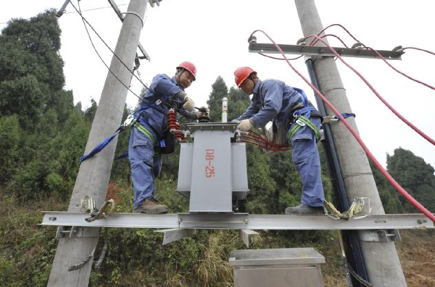 　　在國務院實施新一輪農村電網改造升級工程電視電話會議上，李克強總理作出重要批示說：實施新一輪農網改造升級工程，是縮小城鄉(xiāng)公共服務差距、惠及億萬農民的重要民生工程。電網企業(yè)要繼續(xù)發(fā)揚拼搏實干精神，加大資金投入，加強施工管理，全力按時保質完成農網改造升級工程，為促進農業(yè)農村發(fā)展、全面建成小康社會作出新貢獻