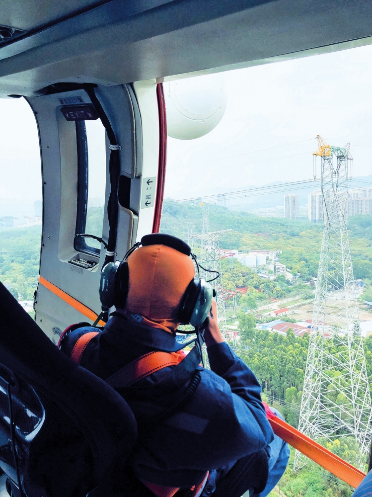 
　　日前，廣州供電局圓滿完成2018年首期輸電線路直升機(jī)巡視任務(wù)。本期直升機(jī)常態(tài)化巡線作業(yè)歷時(shí)近兩個(gè)月，共精細(xì)化巡視架空線路1700公里、桿塔5422基，實(shí)現(xiàn)了在特大型城市電網(wǎng)常態(tài)化開展直升機(jī)巡視業(yè)務(wù)，進(jìn)一步發(fā)揮科技創(chuàng)新效力