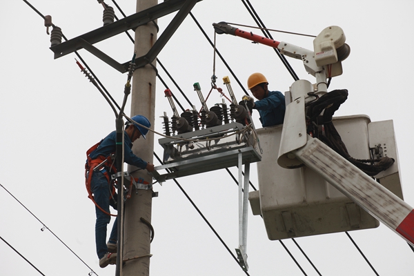 



　　農(nóng)村電氣化網(wǎng)訊：5月29日，山東省梁山縣供電公司員工在同桿10千伏水泊中路北Ⅰ線、水泊中路北Ⅱ線37號桿，為天房匯豪庭居民小區(qū)安裝智能開關，并帶電接火。

　　天房匯豪庭小區(qū)住宅面積約為100196.16平方米，2棟11層住宅，8棟18層住宅，該居民小區(qū)基本竣工，梁山供電公司接到客戶用電申請后，積極溝通協(xié)調(diào)，組織人員盡快接電驗收送電