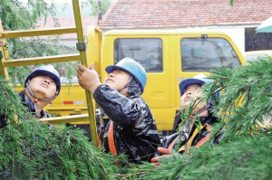 
山東威海供電公司員工冒雨對(duì)10千伏蘭溪線40號(hào)桿上分界開關(guān)故障進(jìn)行搶修。劉中華 攝

　　炎炎夏日，全國(guó)范圍內(nèi)高溫天氣猛烈來(lái)襲