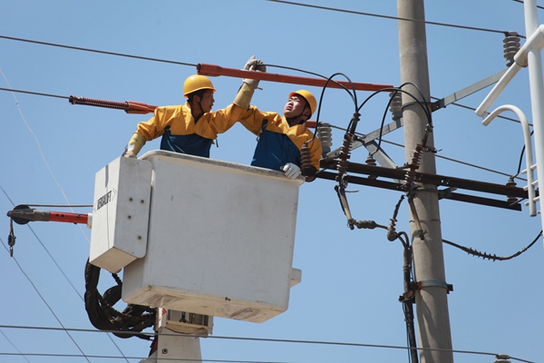 

　　農(nóng)村電氣化網(wǎng)訊：6月13日，山東省梁山縣供電公司帶電作業(yè)人員張樹同、艾銘峰在10千伏通亞南線3號桿更換永力商貿(mào)因過負(fù)荷燒毀的跌落式熔斷器。

　　10點(diǎn)20分，永力商貿(mào)突然停電，該客戶負(fù)責(zé)人向供電所電話報(bào)修，拳鋪供電所搶修人員趕赴現(xiàn)場檢查發(fā)現(xiàn)，因過負(fù)荷超載造成10千伏通亞南線3號桿上該客戶配變高壓跌落式熔斷器燒毀，需要立即更換