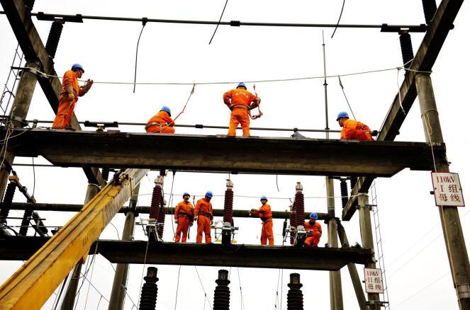 　　“轟、轟、轟” 6月 14日，四川宜賓江安35千伏大井輸變電工程建設(shè)現(xiàn)場(chǎng)機(jī) 器轟鳴、笛聲陣陣、彩旗飄飄，一派繁忙景象。　　據(jù)悉，江安縣地處四川南緣，長(zhǎng)江之濱，擁有國(guó)家AAAA級(jí)風(fēng)景名勝區(qū)蜀南竹海東景區(qū)、面積達(dá)145平方公里的仁和百竹海、是省級(jí)竹類資源開發(fā)縣