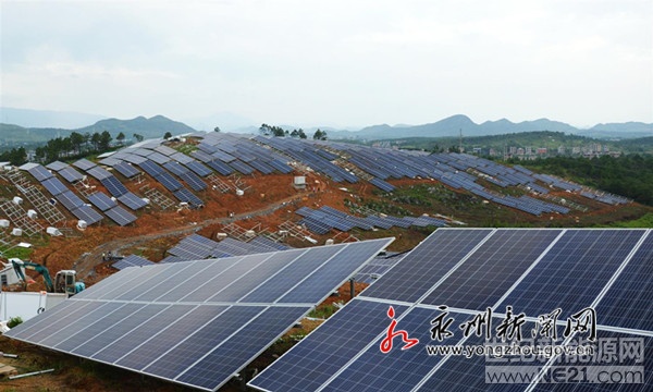 6月25日，建設(shè)中的湖南省江華瑤族自治縣涔天河鎮(zhèn)水東村光伏發(fā)電站正在進(jìn)行最后的裝板、鋪電纜、架線等掃尾工程，該電站將于6月底建成并并網(wǎng)發(fā)電。2017年以來，江華建設(shè)水東村、鷓鴣壩、山口鋪、六聯(lián)等8個光伏發(fā)電站，總裝機(jī)規(guī)模達(dá)到43MW，全部電站產(chǎn)生效益后，將每年回饋600多萬元用于全縣精準(zhǔn)扶貧工作