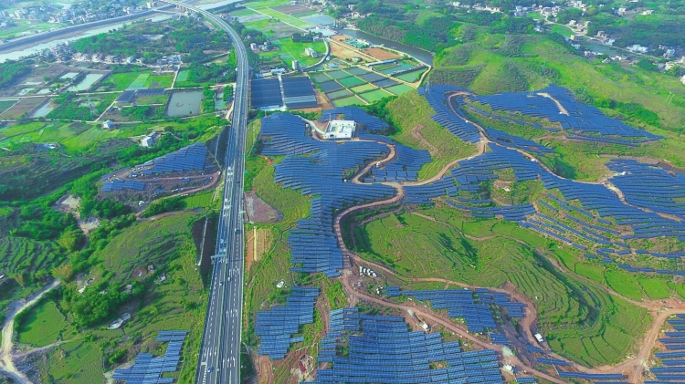 

　　廣東電網(wǎng)公司茂名供電局駐村扶貧干部胡漢偉定期到幫扶對象張廣慶的百香果園查看情況，幫忙解決問題?！≈苎派?攝

　　“一條精品魚干的生成——巴東扶貧項目巴東勤致綜合農(nóng)場各種產(chǎn)品即將上市！”近日，廣東電網(wǎng)公司佛山供電局駐湛江市南三鎮(zhèn)巴東村扶貧干部朱文滔在朋友圈發(fā)了條圖文并茂的信息