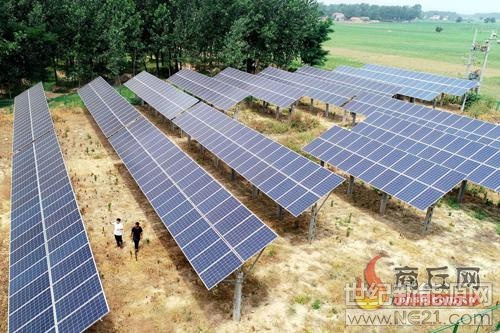 睢縣村級光伏電站總裝機(jī)容量41.9兆瓦，涉及114個貧困村180個自然村，扶持貧困戶5237戶，每戶每年可實(shí)現(xiàn)增收3000元以上。目前已實(shí)現(xiàn)穩(wěn)定發(fā)電裝機(jī)容量21兆瓦，日發(fā)電量約4.2萬度