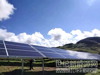 6月29日，國內(nèi)又一個采用疊瓦組件的30兆瓦大型地面光伏電站在四川昭覺成功并網(wǎng)發(fā)電，標(biāo)志著東方電氣東方環(huán)晟光伏(江蘇)有限公司（簡稱“東方環(huán)晟”）高效疊瓦組件實現(xiàn)了在國內(nèi)當(dāng)年發(fā)布、當(dāng)年投運的業(yè)績，為疊瓦組件成為國內(nèi)市場的新品奠定了堅實的基礎(chǔ)，這也表明，在光伏行業(yè)異常激烈的競爭中，東方環(huán)晟的高效疊瓦組件獲得了國內(nèi)用戶的認(rèn)同。與此同時，另一處采用東方環(huán)晟疊瓦組件的河北30兆瓦大型地面光伏電站項目也基本建成