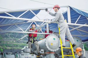 
　　7月9日，浙江溫州供電公司檢修人員為戶(hù)外GIS設(shè)備安裝雨棚。徐亞樂(lè) 攝

　　本報(bào)訊 7月10日，國(guó)網(wǎng)浙江省電力有限公司召開(kāi)防御“瑪莉亞”臺(tái)風(fēng)動(dòng)員部署電視電話(huà)會(huì)議，傳達(dá)浙江省委省政府重要指示和會(huì)議精神，按照國(guó)家電網(wǎng)公司要求，部署防臺(tái)風(fēng)各項(xiàng)重點(diǎn)工作，啟動(dòng)防臺(tái)風(fēng)Ⅲ級(jí)應(yīng)急響應(yīng)