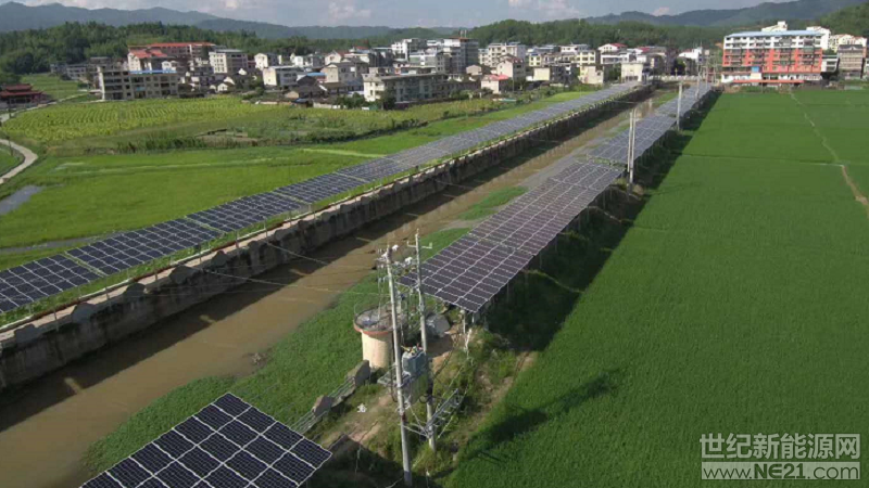  近日，首航新能源完成對(duì)福建明溪3.4MW村級(jí)扶貧電站的逆變器供貨。該項(xiàng)目建設(shè)成功與否，直接與貧困村、貧困戶經(jīng)濟(jì)效益掛鉤，所以對(duì)于建設(shè)單位、設(shè)備提供單位來說都是企業(yè)整體實(shí)力與產(chǎn)品質(zhì)量的考驗(yàn)