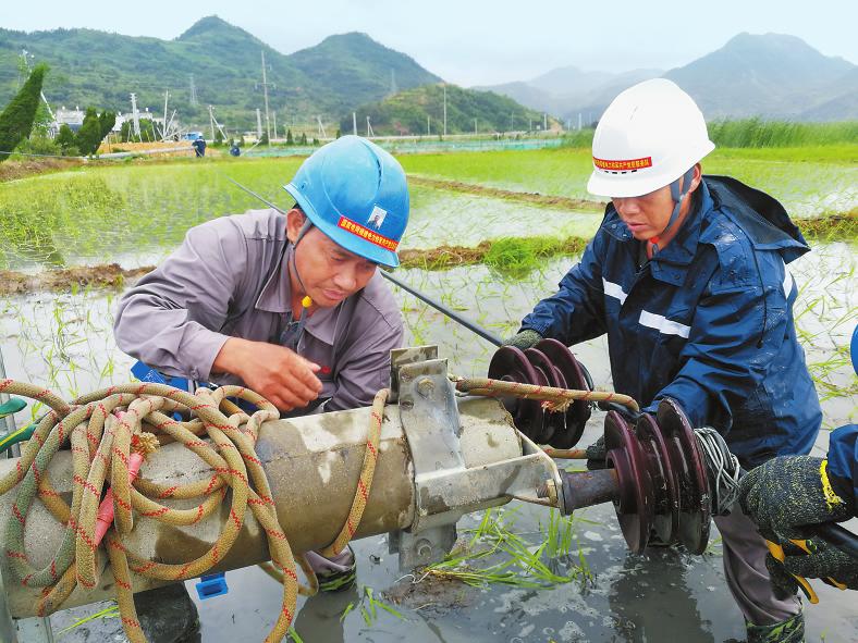 
　　7月11日，福建泉州供電公司搶修人員在10千伏大京線斷桿現(xiàn)場(chǎng)開(kāi)展搶修工作。楊浩 攝

　　經(jīng)歷了高溫天氣的炙烤，東南沿海迎來(lái)了強(qiáng)臺(tái)風(fēng)“瑪莉亞”的接續(xù)沖擊