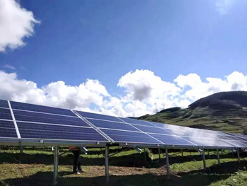                                         
	　　6月29日，國內(nèi)首個采用疊瓦組件的30兆瓦大型地面光伏電站在四川昭覺成功并網(wǎng)發(fā)電，標(biāo)志著東方電氣東方環(huán)晟光伏(江蘇)有限公司（簡稱“東方環(huán)晟”）高效疊瓦組件實現(xiàn)了在國內(nèi)當(dāng)年發(fā)布、當(dāng)年投運的業(yè)績，為疊瓦組件成為國內(nèi)市場的新品奠定了堅實的基礎(chǔ)，這也表明，在光伏行業(yè)異常激烈的競爭中，東方環(huán)晟的高效疊瓦組件獲得了國內(nèi)用戶的認(rèn)同。與此同時，另一處采用東方環(huán)晟疊瓦組件的河北30兆瓦大型地面光伏電站項目也基本