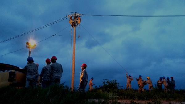 
　　7月11日夜，福建龍巖供電公司支援搶修隊(duì)連夜修復(fù)10千伏配網(wǎng)線路。林麗君 攝

　　7月11日9時(shí)10分，“瑪莉亞”臺(tái)風(fēng)在福建連江登陸，在具備搶修條件的9個(gè)多小時(shí)內(nèi)，國(guó)網(wǎng)福建省電力有限公司堅(jiān)持“三個(gè)階段、四條戰(zhàn)線”統(tǒng)籌推進(jìn)，福建省萬(wàn)余名應(yīng)急支援搶修隊(duì)員迅速投入抗臺(tái)風(fēng)搶修作業(yè)