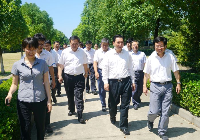                        7月18日清早，三峽集團黨組書記、董事長盧純一行從北京赴安徽蕪湖，調研蕪湖市長江大保護先行先試工作。中午，盧純一行剛一抵達蕪湖，就頂著烈日、冒著酷暑，先后到蕪湖市朱家橋污水處理廠、弋江站主溝、龍窩湖親水平臺等地進行實地考察