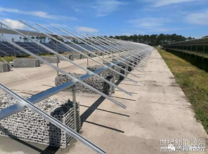 針對地面光伏電站的支架安裝施工市場，APA Solar近期推出了一款無需混凝土壓載設計的產(chǎn)品Geoballast。該產(chǎn)品曾在今年7月的Intersolar North America上展出過