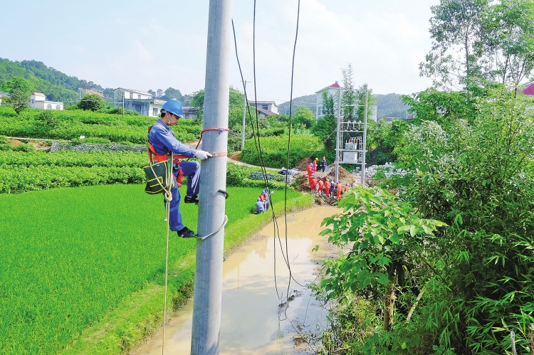 
　　近年來，黃冕鎮(zhèn)溝村的村民通過養(yǎng)蠶致富，家用電器不斷增加，用電需求劇增。圖為柳州鹿寨供電局對黃冕鎮(zhèn)溝村公用變壓器進行改造