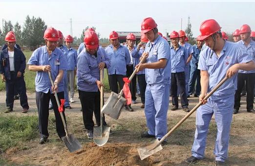 
	中國儲能網(wǎng)訊：近日內(nèi)蒙古能源發(fā)電準大發(fā)電有限公司9MW儲能系統(tǒng)輔助2臺300MW火電機組提供AGC調(diào)節(jié)的火電儲能調(diào)頻項目正式破土動工。


	





	儲能系統(tǒng)聯(lián)合火電機組開展電網(wǎng)AGC調(diào)頻業(yè)務(wù)，可以顯著提升機組AGC調(diào)節(jié)品質(zhì)，為此準大公司決定新建基于鋰電池技術(shù)的AGC儲能輔助調(diào)頻系統(tǒng)，7月27日，該項目正式破土動工