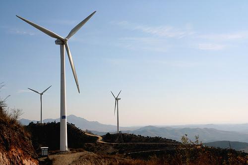                                         
	　　由于受到電力需求增加和風(fēng)電成本下降等一系列驅(qū)動因素影響，預(yù)計非洲風(fēng)電產(chǎn)業(yè)將飆升，未來十年該行業(yè)將增加30千兆瓦(GW)的新增產(chǎn)能。

	

	　　MAKE咨詢公司的市場分析師Sohaib Malik發(fā)布了一份新報告，重點關(guān)注非洲風(fēng)電行業(yè)，預(yù)測2018年至2027年之間的產(chǎn)能增加值為30吉瓦