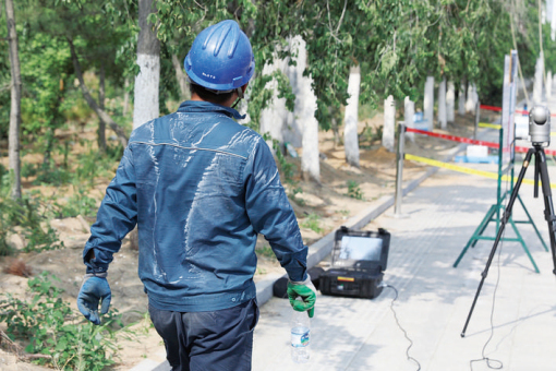 
                        

7月22日，在山東威海雙島灣為客戶緊急架設(shè)配電線路的威海供電公司員工鄒平安，后背上的汗?jié)n被安全帶勒成了Y字形。

7月18日，江西吉安永豐縣供電公司員工在高溫下工作，渾身都被汗水濕透了