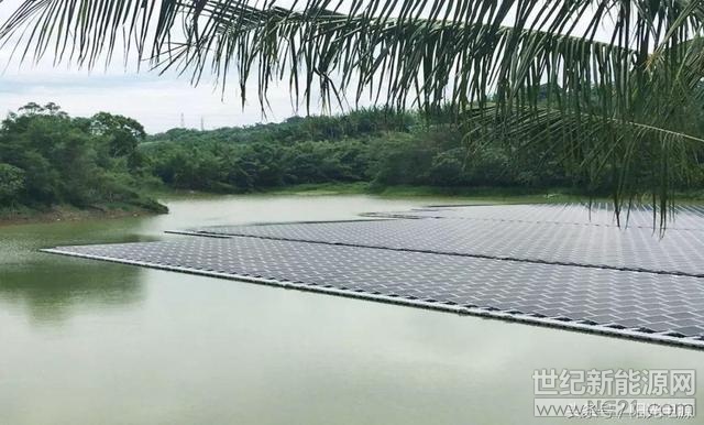 日前，位于臺灣的陽光電源某漂浮式光伏電站項目突遇罕見枯水期，部分湖床見底甚至龜裂。由于湖床不平坦，漂浮方陣出現(xiàn)變形，一個主浮體甚至被湖底“不期而遇”的樹樁頂彎了“腰”