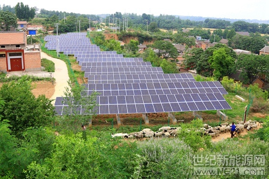 

丘陵上建起光伏發(fā)電站 貧困戶當股東參與分紅

7月30日，牧羊人帶領羊群從河南省孟州市槐樹鄉(xiāng)巖山村一處光伏發(fā)電站旁通過。

省級貧困村巖山村是革命老區(qū)，2016年11月以來，在各級幫扶部門的支持下，鹽山村分三塊在丘陵和廢棄窯洞上建起了村集體光伏發(fā)電設備，年發(fā)電達60萬千瓦時，可創(chuàng)收51萬元，除去還貸等所需資金，村集體和貧困戶每年共能拿到7萬元的收益