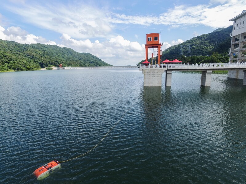 　　日前，南方電網調峰調頻發(fā)電有限公司首個水下機器人項目完成最終驗收，該水下機器人是國內首個能在水下隧洞遠距離航行檢測的機器人，可排查水工設施安全隱患，為后續(xù)水下作業(yè)提供支撐，大大降低了電廠安全檢查成本，保障了電網的安全可靠運行。 　　南方電網首個水下機器人項目完成最終驗收