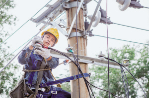 
　　河南衛(wèi)輝市供電公司員工緊急搶修上樂(lè)村鎮(zhèn)上三村低壓故障線路。張銳 攝

　　重慶江津區(qū)供電公司員工冒著高溫在搶修現(xiàn)場(chǎng)施工