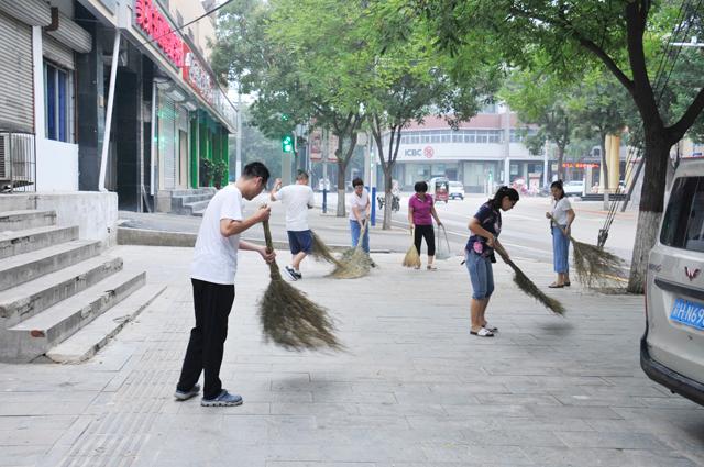 為全力做好省級文明縣城創(chuàng)建活動，8月7日早晨，國網(wǎng)靈壽縣供電公司組織干部職工，上街開展清理環(huán)境衛(wèi)生志愿服務活動。時值盛夏三伏，早晨七點鐘就已悶熱難當