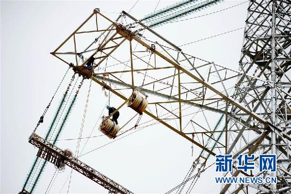  　　8月7日，國家電網(wǎng)陜西省電力公司的工作人員在陜北風電基地750千伏集中送出工程定（邊）靖（邊）—榆（林）橫（山）段進行架線作業(yè)。 近日，陜西投資規(guī)模最大、涉及面最廣的輸變電工程——陜北風電基地750千伏集中送出工程開始進行架線施工作業(yè)