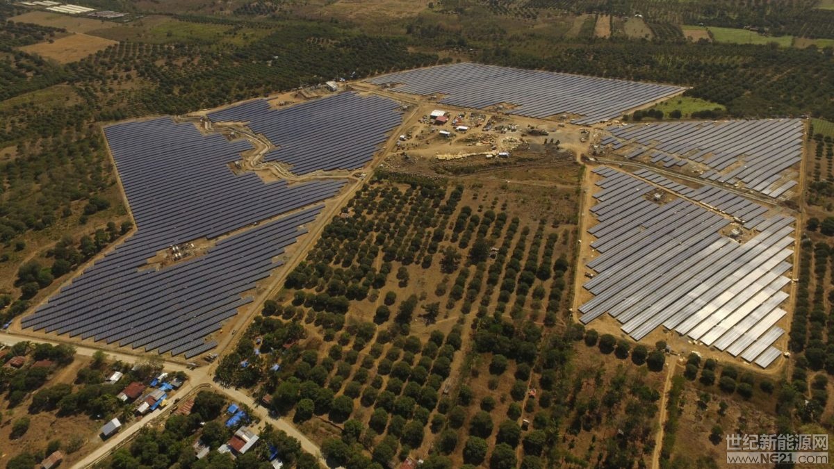 

位于菲律賓的一座大型太陽能電站。

菲律賓太陽能公司Solar Philippines在國家電力公司Meralco發(fā)起的50兆瓦太陽能項(xiàng)目招標(biāo)中提交了每千瓦時菲律賓元P2.34（約合0.044美元）的報(bào)價(jià)