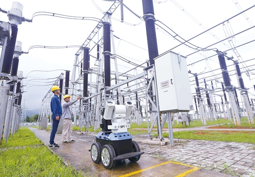 　　【中國儀表網 儀表下游】變電站設備巡檢機器人，是電力特種機器人系列中的一種，主要用于代替人工完成變電站檢測中遇到的急、難、險、重和重復性工作。  吳啟斌 攝 　　近年來，我國智能電網發(fā)展迅速，實現(xiàn)電力設備運行狀態(tài)及外部環(huán)境的在線監(jiān)測，提高預警能力和信息化水平，是我國發(fā)展智能電網的重要組成部分