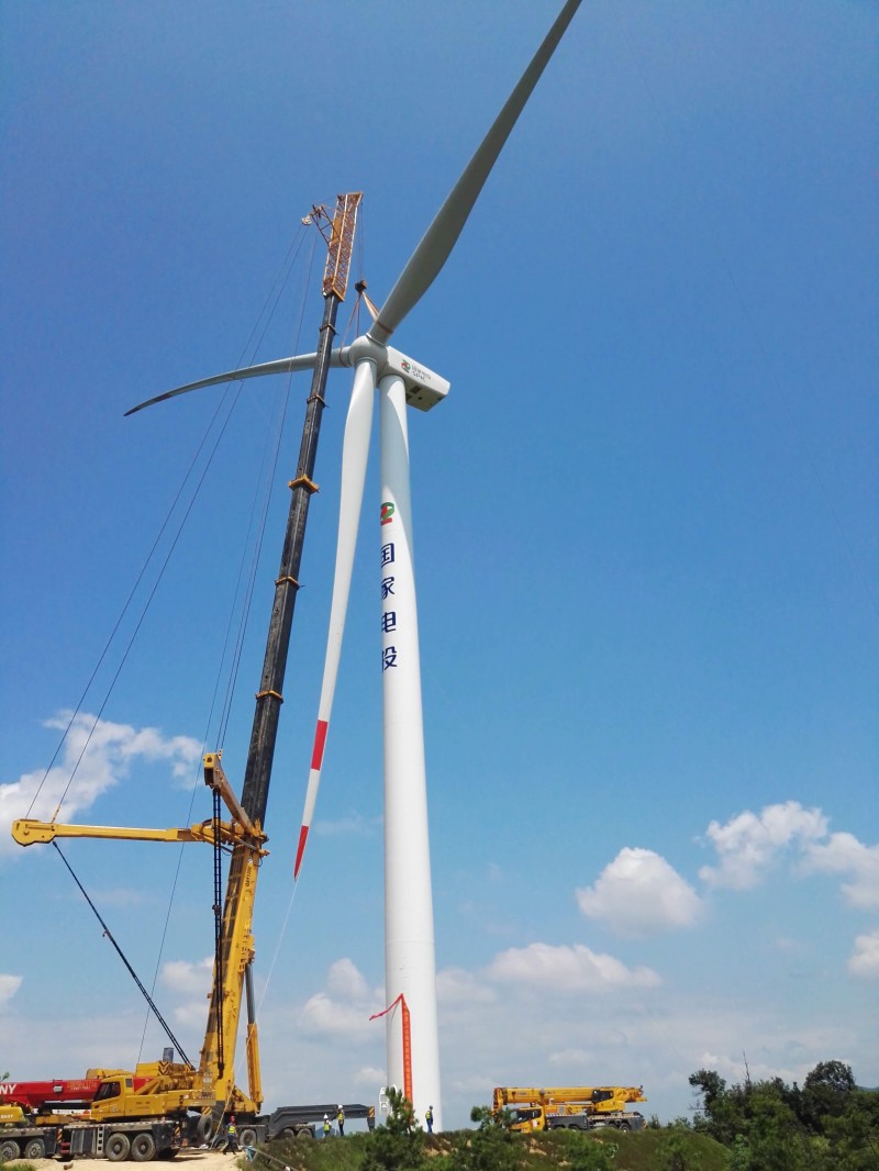 　　8月18日上午，靈川縣靈田風電場首臺機組順利吊裝完成。
　　受“貝碧嘉”臺風影響，靈田風電場首臺風機自8月11日12:08開始吊裝，8月18日11:30順利吊裝完成