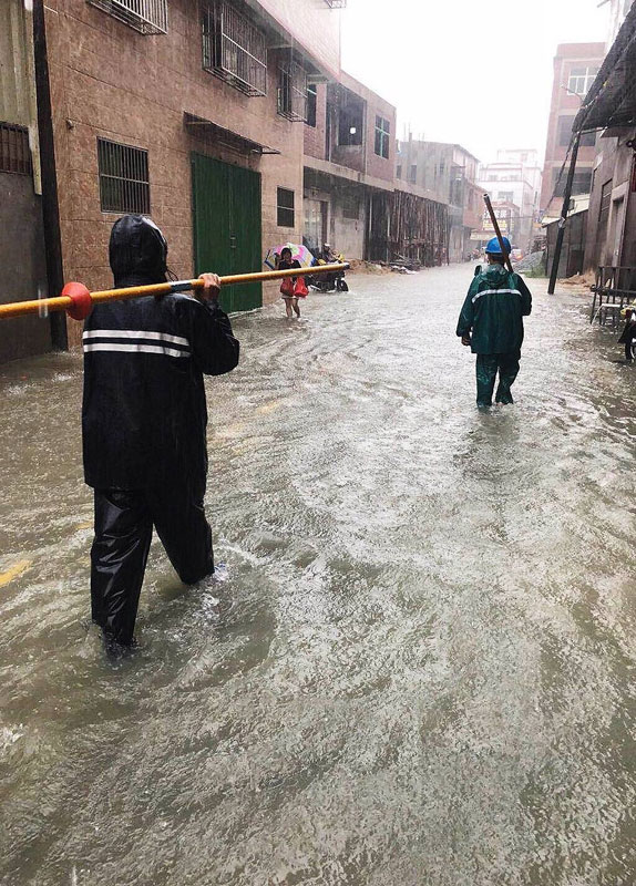 
　　南方電網廣東汕頭供電局工作人員第一時間進入水浸嚴重地段，逐一排查設備隱患。

　　南方電網廣東潮州饒平供電局開展城鄉(xiāng)電力設施隱患排查整治“回頭看”工作，再次把重點鎖定在路燈、公交燈箱、低洼地臺區(qū)和沿海養(yǎng)殖區(qū)用戶用電線路上，引導用戶加裝漏電保護器，確保全面、系統、徹底地治理和消除隱患